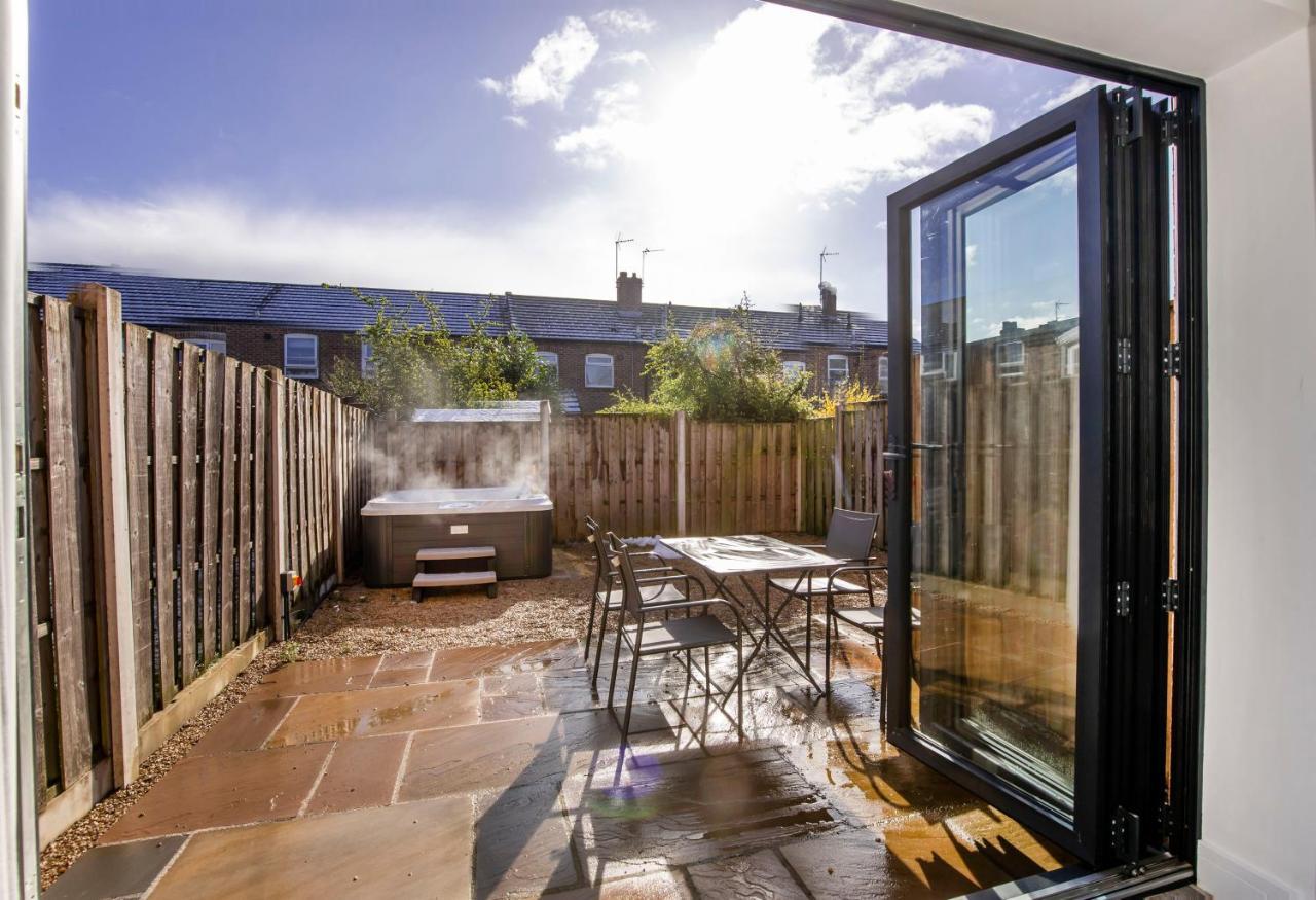 The Ebor With Hot Tubs Holiday home